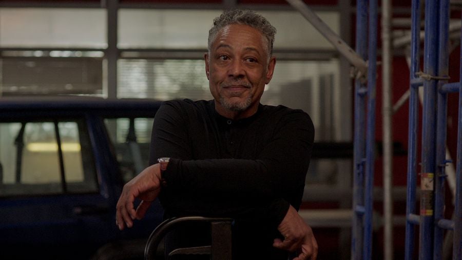 Kaleidoscope. Giancarlo Esposito as Leo Pap in episode “Blue” of Kaleidoscope. Cr. Courtesy of Netflix © 2022