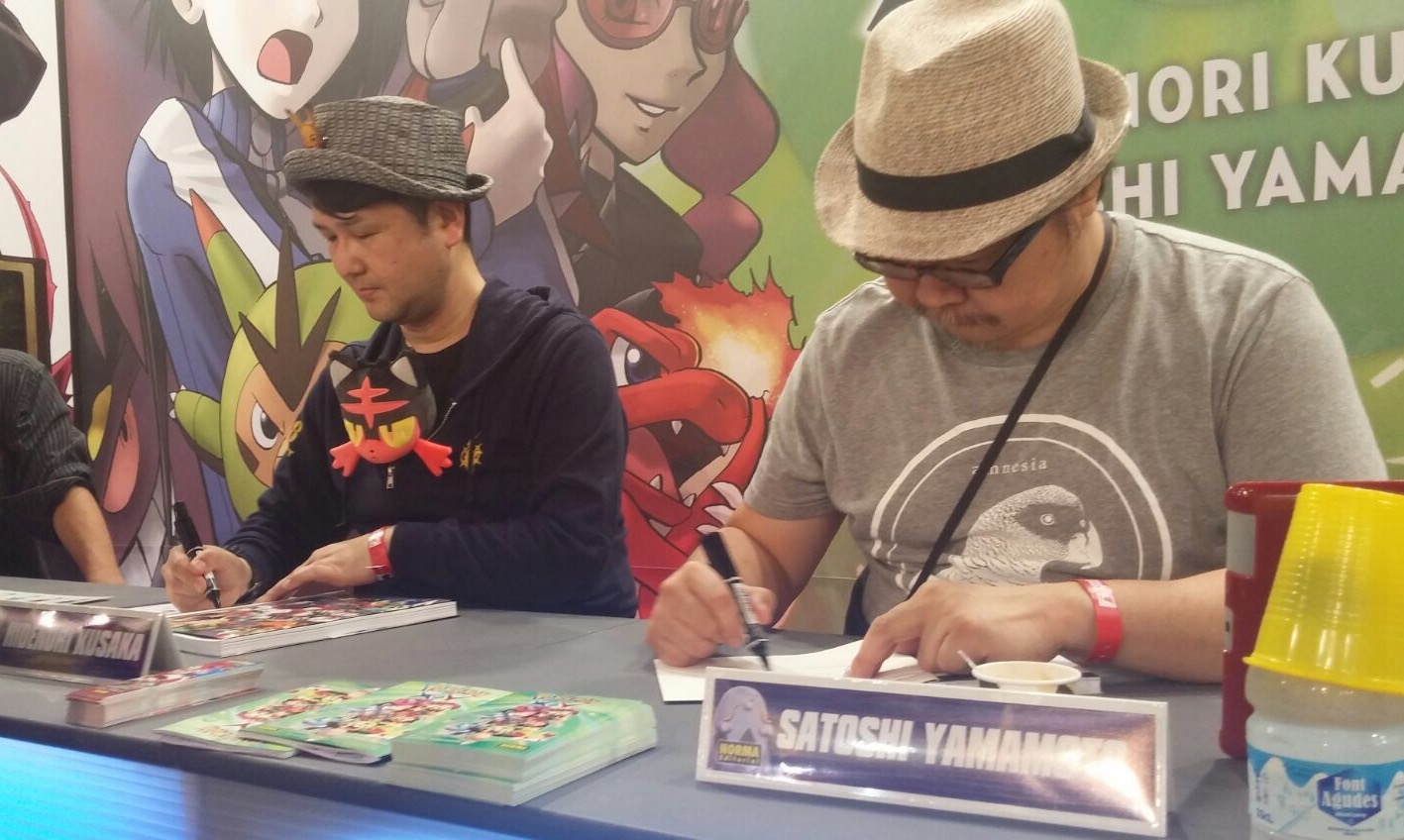 Els autors del manga de Pokémon Hidenori Kusaka i Satoshi Yamamoto fent feliços als fans